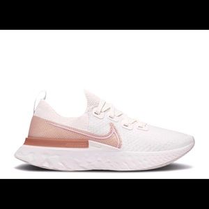 Nike running shoe size 5.5. Brand new in box with tags never worn! 👟💕